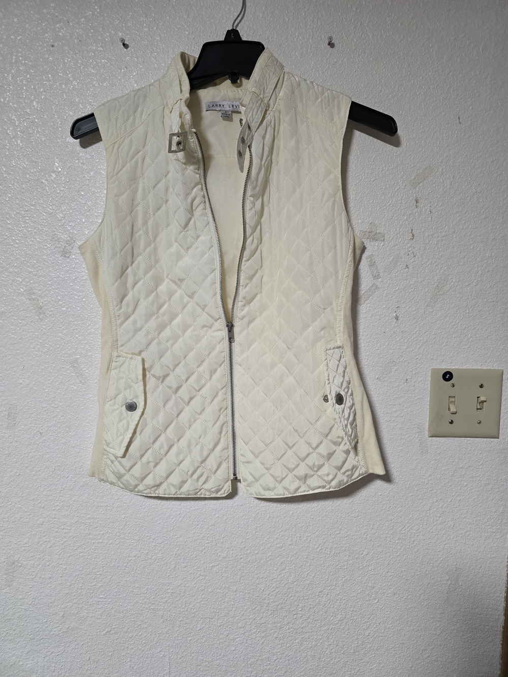 Larry Levine Ivory Quilted Sleeveless Vest